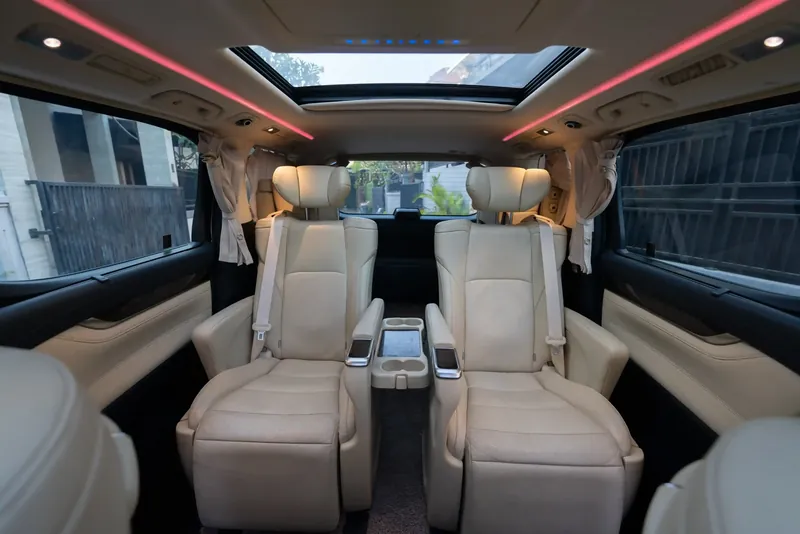 Салон Toyota Alphard с капитанскими креслами